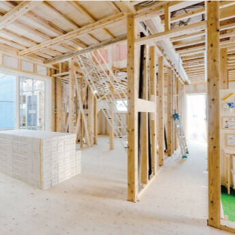 木造住宅の新築工事を手がける情熱的な大工職人のみなさまが、手